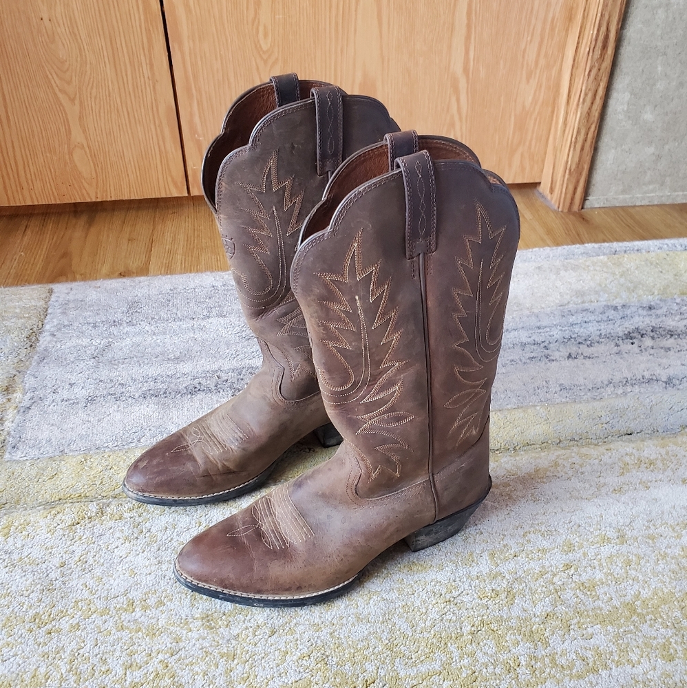 Womens 8.5 Ariat boots